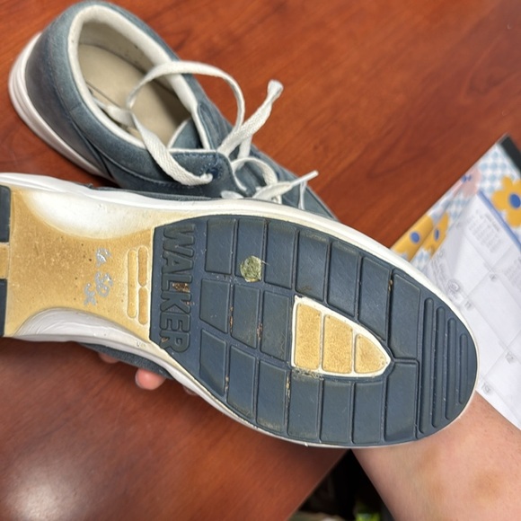 Propet sneakers size 10.5 wide // 082803 - Picture 2 of 3